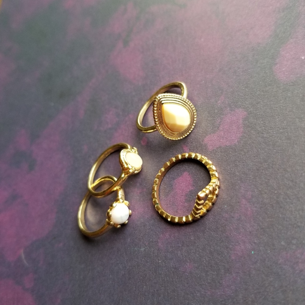 Set of 4 gold rings